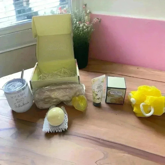 LBirthday Gift Set NEW in box.  Beautifully packaged. Filled with Goodies. - Picture 1 of 9